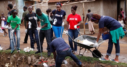 Members of Rotaract clear blocked ditches and conduct other improvements in the Nyalenda settlement of Kenya. 